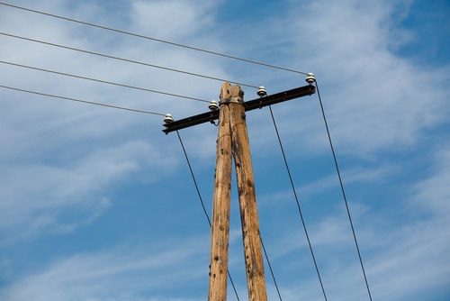 Tysiące słupów elektrycznych ČEZ zabezpieczono impregnacją Bochemit Forte Profi