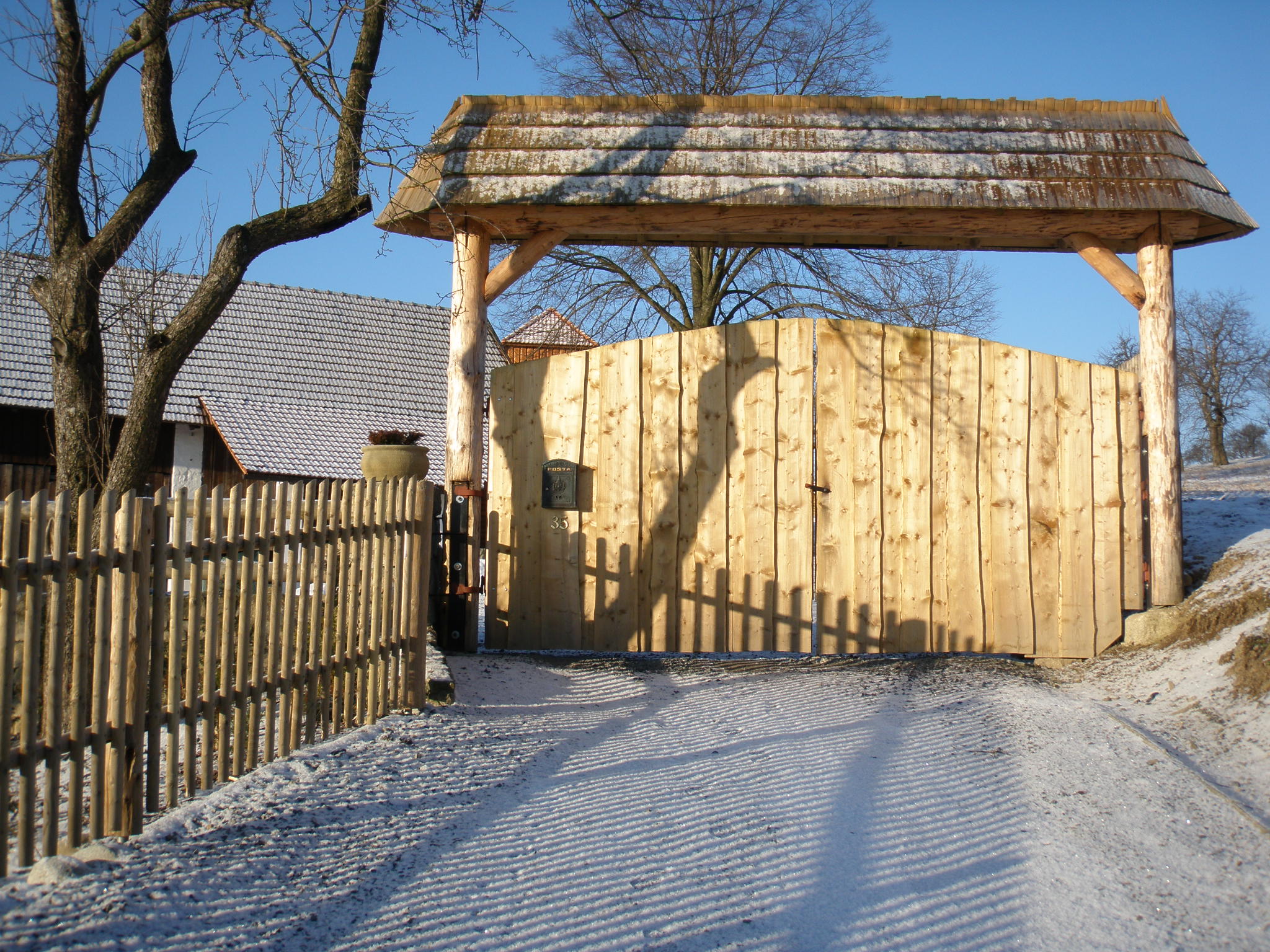 Gates protected by Bochemit Forte Profi – both inside and outside the Wallachian region