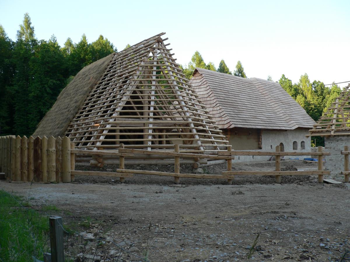 Behandlung der Holzteile im Archäologischen Freilichtmuseum Trocnov